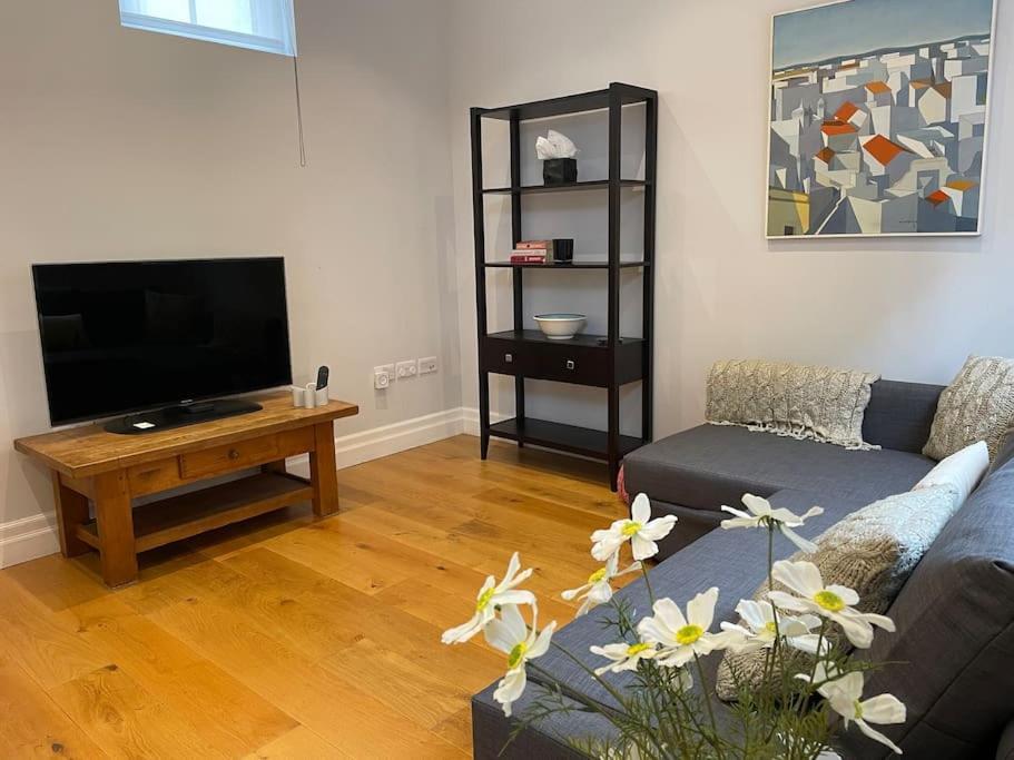 Charming & Cosy Town Centre Home With Parking Guildford Exterior photo